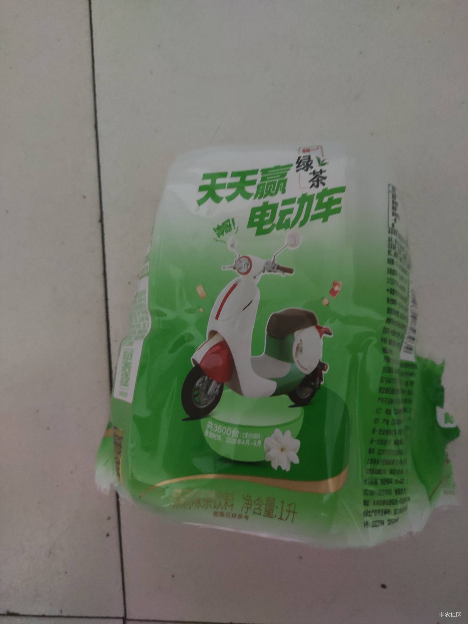 老哥们买统一绿茶，统一冰红茶的时候。别忘了撕下来扫码抽奖呀，万一你就是那条好运狗12 / 作者:999mmm / 