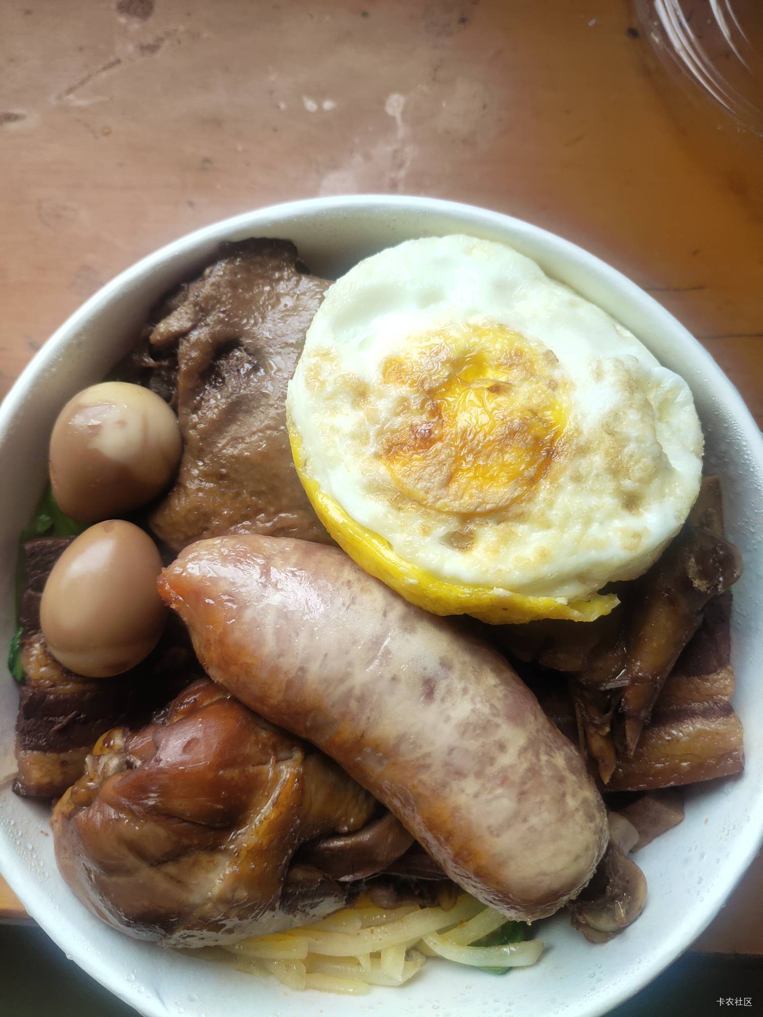 老哥们，这份外卖怎么样，有鸡腿，鸭腿，肉肠，把子肉，煎蛋，鹌鹑蛋。小蚕20返17，加92 / 作者:过去已成过去 / 