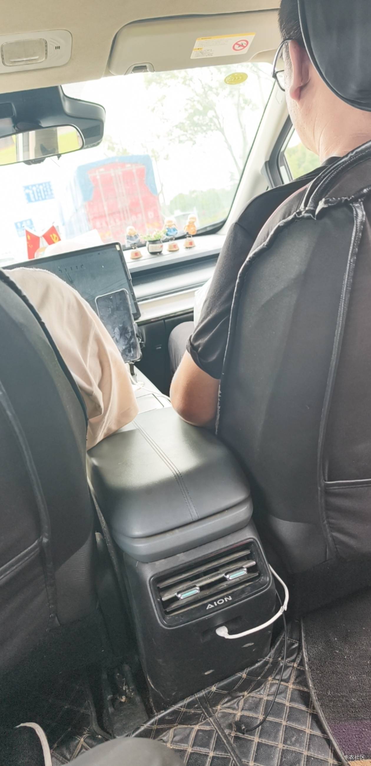 老哥们跑路了

2 / 作者:记得记得回电话 / 