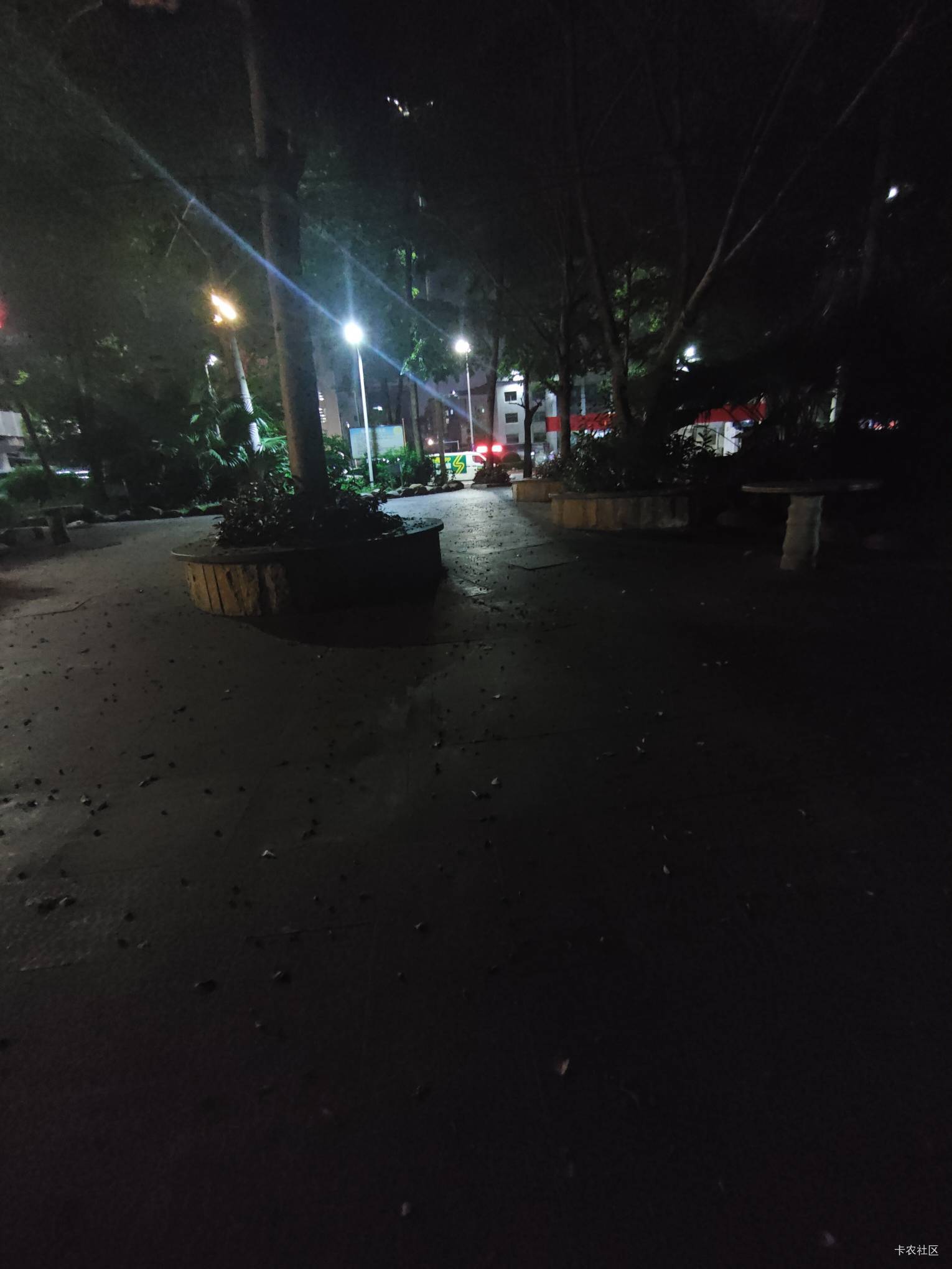 挂壁老哥太难了，没地方去只能躺尸公园，坐等汽水音乐自动换现金提现，去住一晚床位，87 / 作者:霞边大神 / 