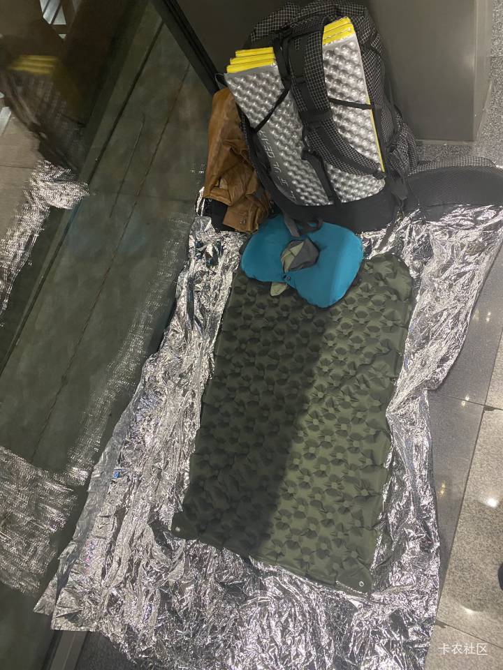 又要被老哥们嘲笑了，又累又热又渴，无路可去，随便找了个地方打地铺，今晚就睡这里了90 / 作者:想吃菠萝包 / 