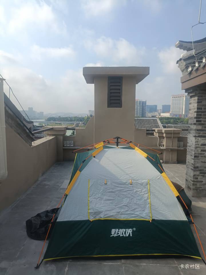 又要被老哥们嘲笑了，昨晚在这里搭帐篷睡觉，拉链坏了。差点被蚊子咬死，，又热又渴的26 / 作者:想吃菠萝包 / 