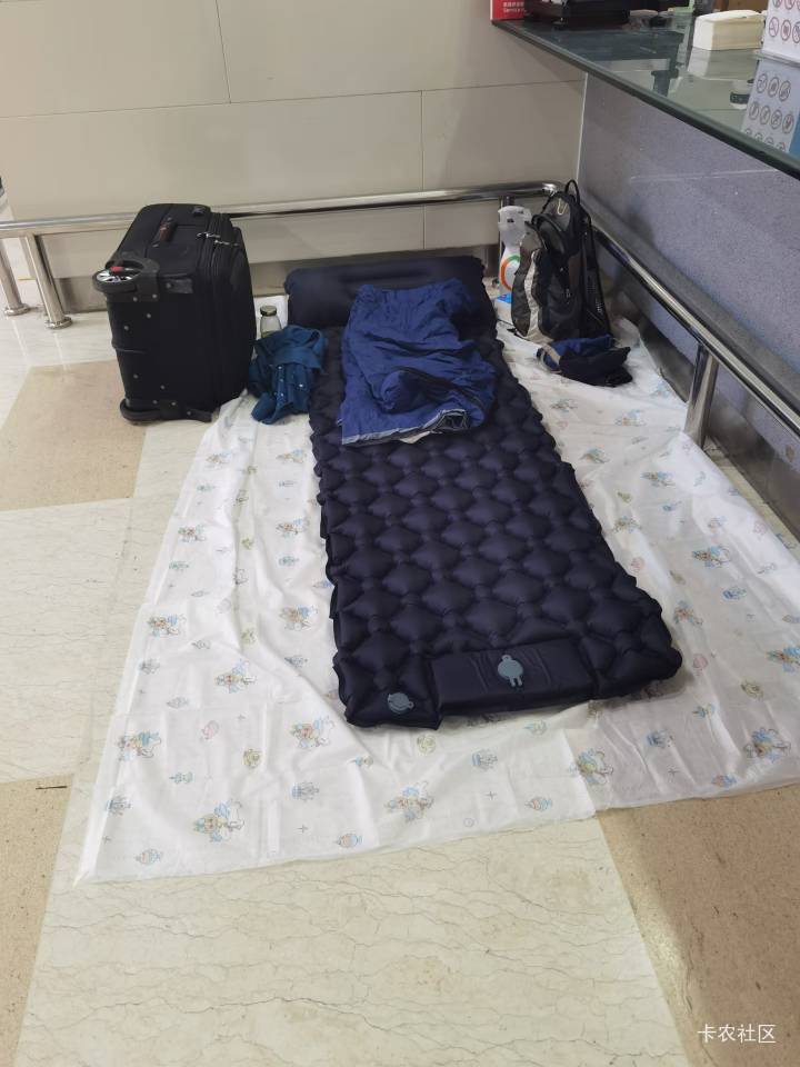 又要被老哥们嘲笑了，走投无路，只能厚着脸皮在火车站打地铺了，周围男女老少像看动物9 / 作者:想吃菠萝包 / 