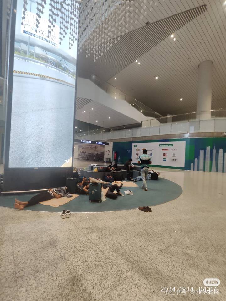 又要被老哥们嘲笑了，无路可去，只能随便找个地方打地铺，老哥们救我！

79 / 作者:想吃菠萝包 / 