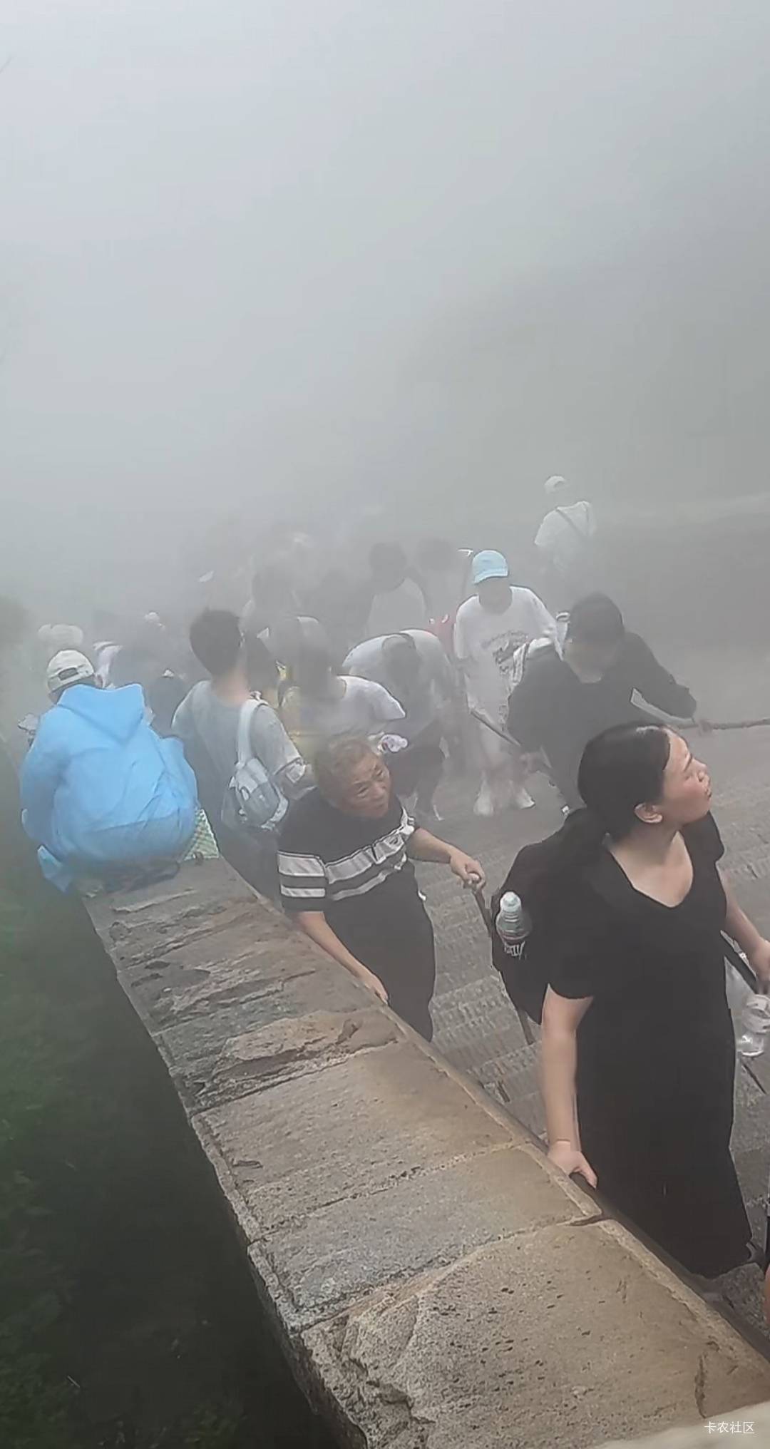 有没有爬山的老哥

36 / 作者:刘浩存～ / 