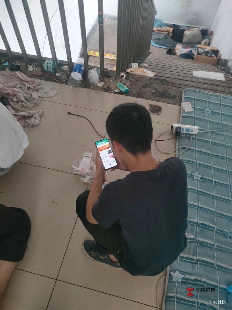 借了10000块给同事救急，
第二天只还了我9990，
我好奇为什么少10块钱，
就问她原因，26 / 作者:卡农绮绣人生 / 