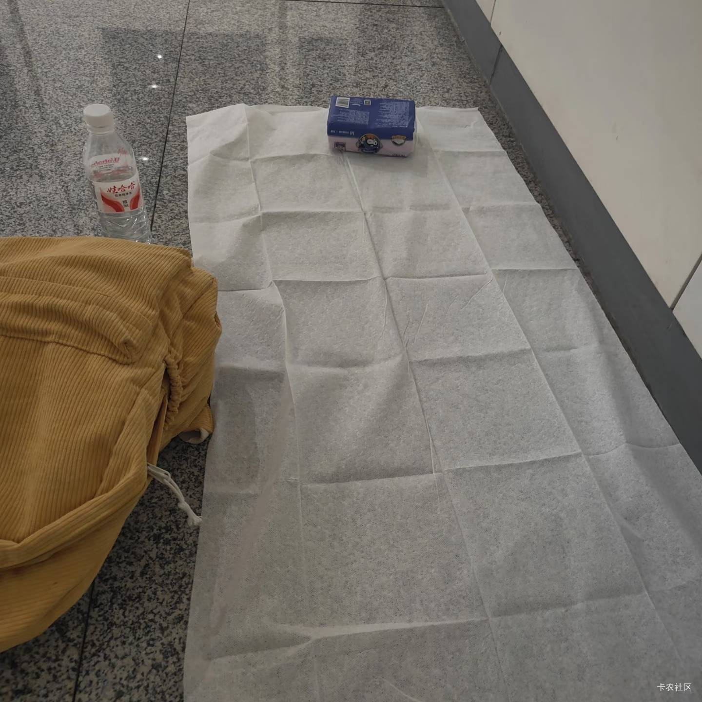 又要被老哥们嘲笑了，无路可去，外面热的要死只能来火车站打地铺吹空调了，老哥们，救31 / 作者:想吃菠萝包 / 