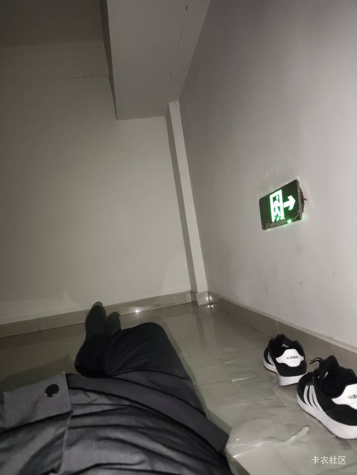 又又又又又要被老哥们嘲笑了，无路可去只能找个老小区过道睡一晚了

66 / 作者:想吃菠萝包 / 