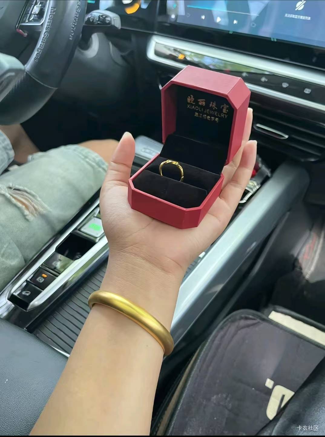 老哥们，前女友结婚了，老公年轻又有钱，而我连她手上戴那个镯子也买不起，是时候释怀55 / 作者:遗憾不看 / 