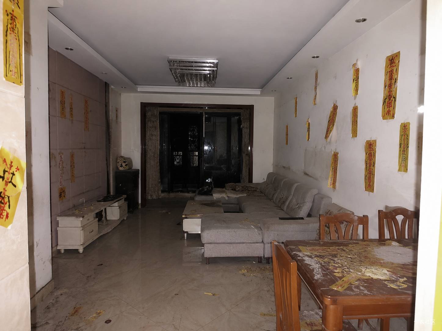 老哥们，这种房子能租吗？租金好便宜。中介说就是原房主比较封建迷信 所以贴了那么多70 / 作者:秋萤 / 