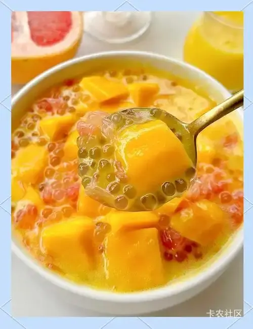 杨枝甘露是一款经典的港式甜品‌，核心是芒果和西柚的酸甜组合，配上Q弹西米和浓郁椰61 / 作者:鱼巷 / 