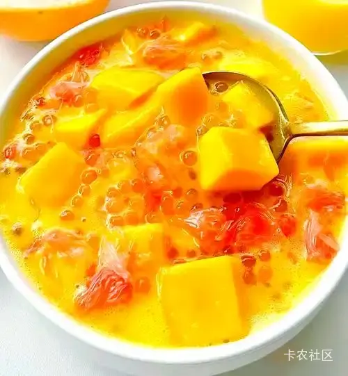 杨枝甘露是一款经典的港式甜品‌，核心是芒果和西柚的酸甜组合，配上Q弹西米和浓郁椰82 / 作者:鱼巷 / 