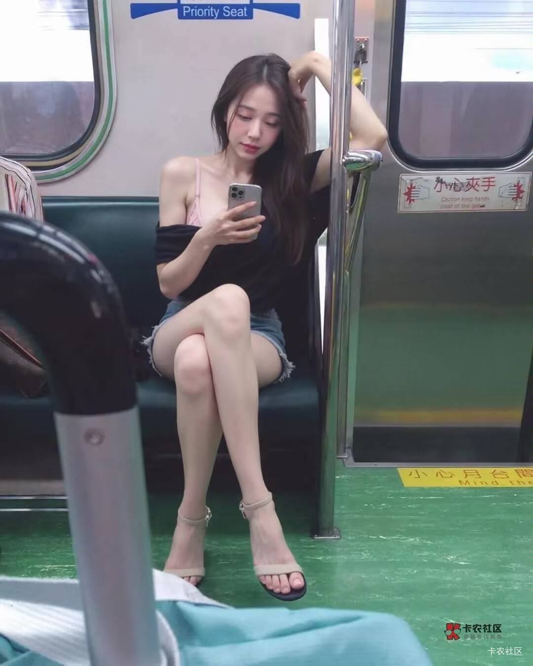 A女问:大哥，你到哪一站下
男答:我到徐州
B女问:徐州是哪个省的？
A女答:徐州是安徽省100 / 作者:馬上發財 / 