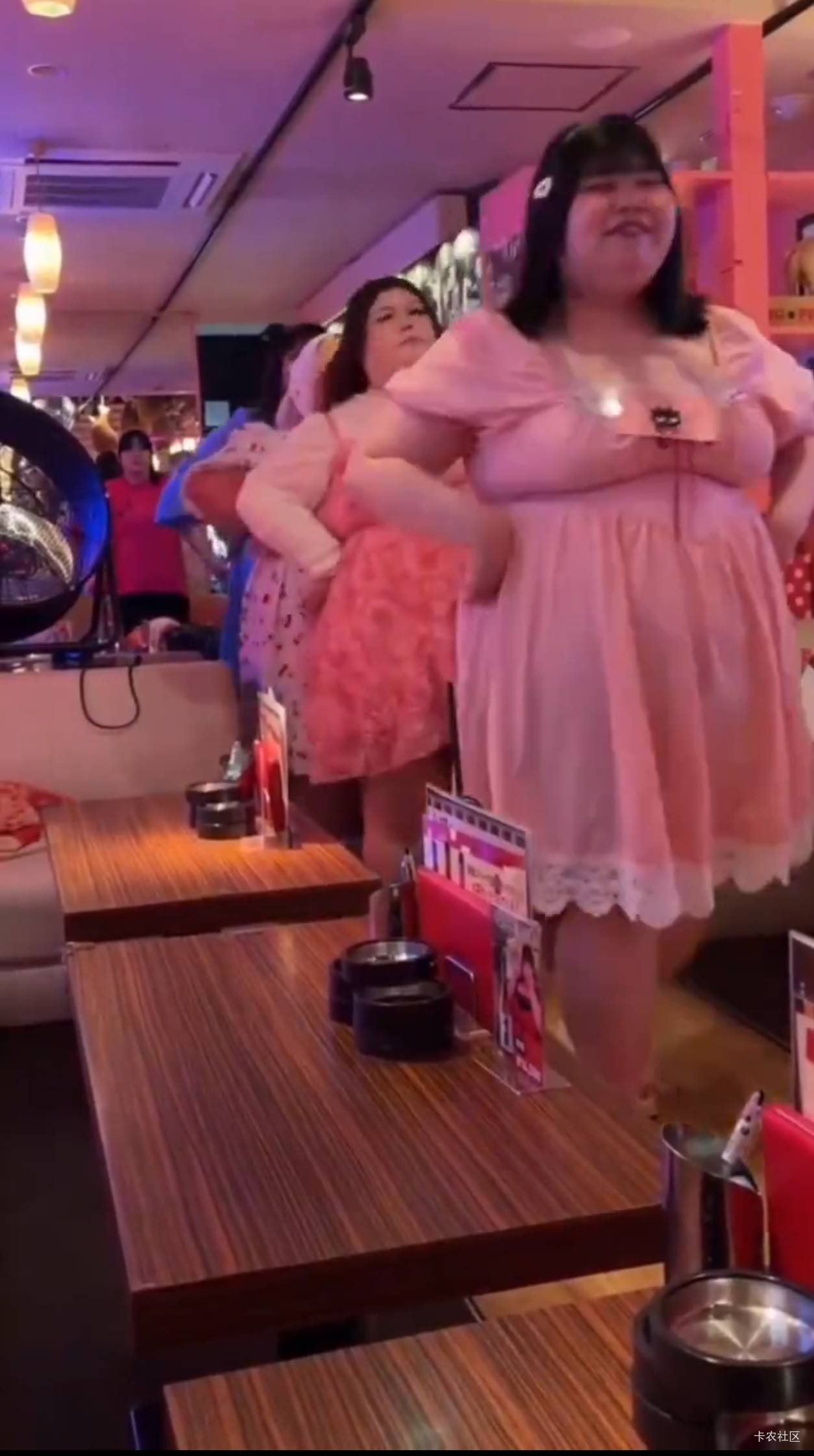 这是一家酒吧。里面有些穿着漂亮衣服的可爱女孩子在跳舞。


50 / 作者:秋萤 / 