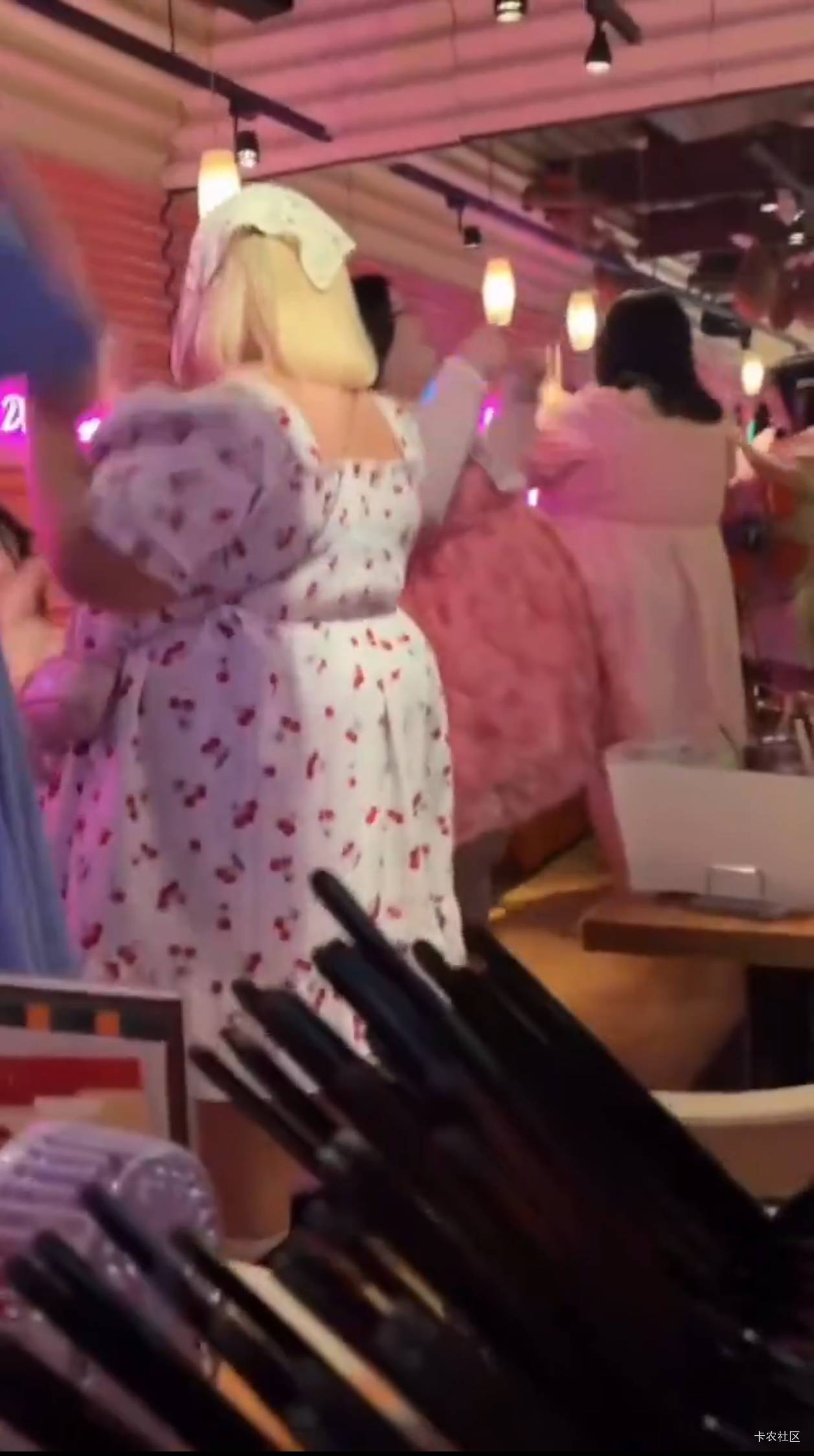 这是一家酒吧。里面有些穿着漂亮衣服的可爱女孩子在跳舞。


1 / 作者:秋萤 / 