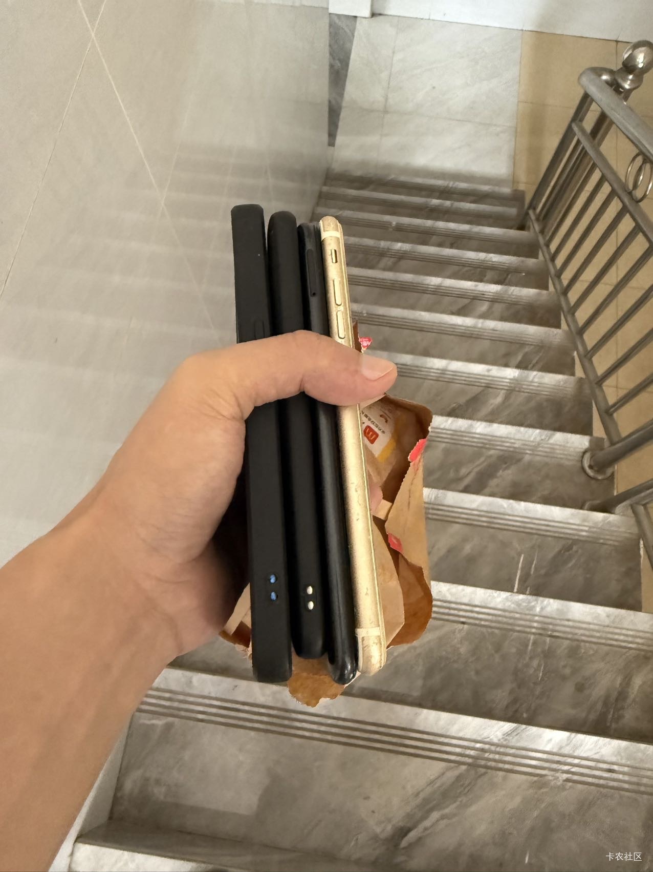几台挂壁机才卖200块，早上卖给老哥都没人要，都是能开机的

25 / 作者:牛嫂子 / 