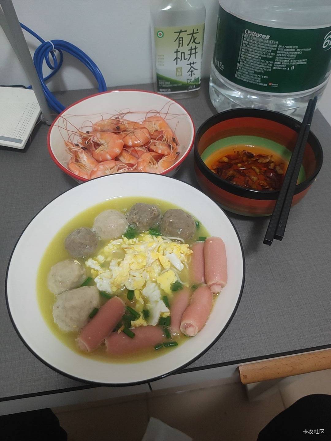 老哥们吃晚饭了

38 / 作者:花里胡哨呀 / 