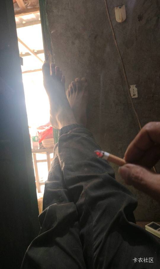 好饿，最后一根烟也没了，

21 / 作者:卡西欧6 / 