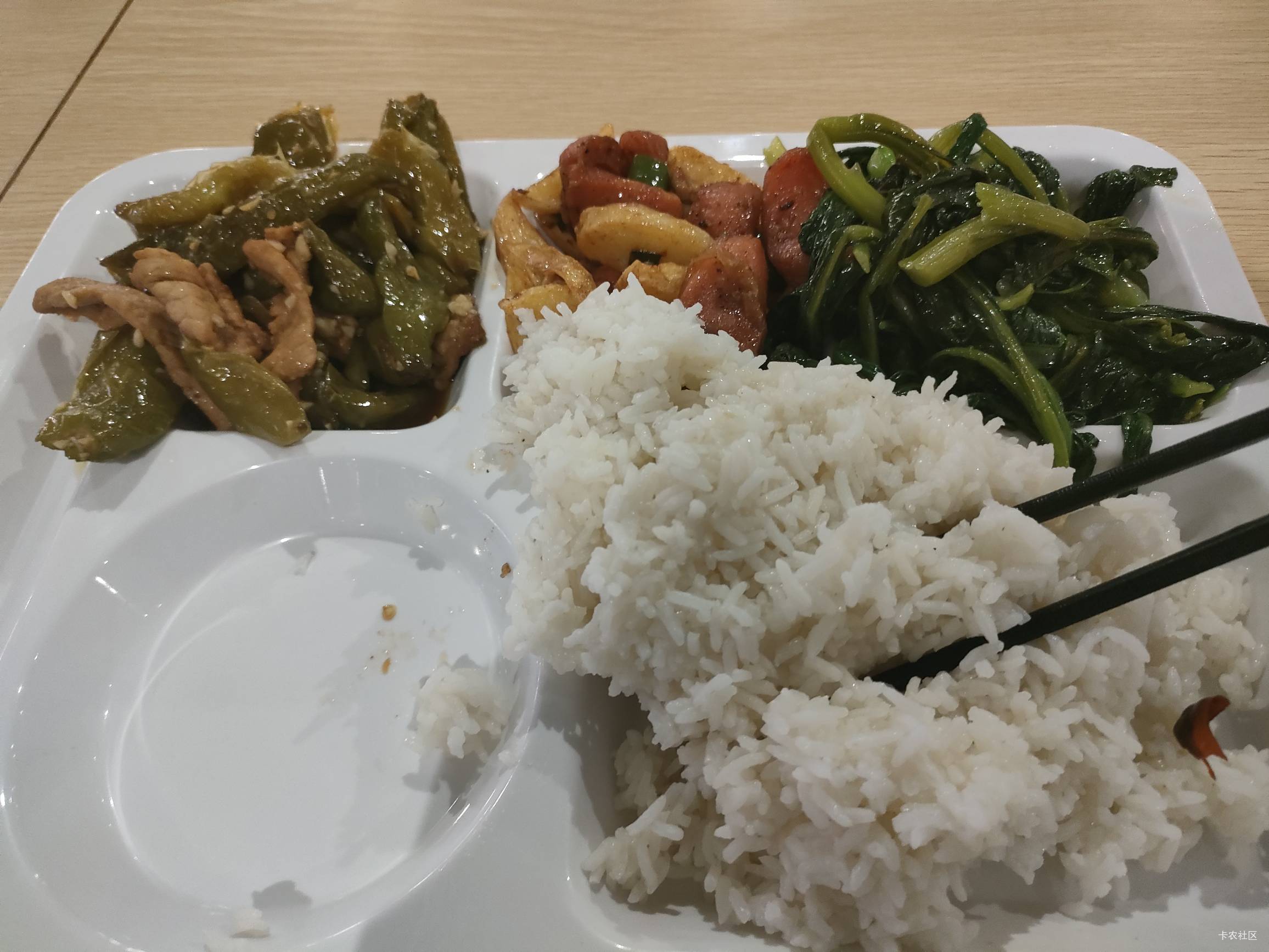 电商物流的夜宵时间到了，8块的挂壁饭

22 / 作者:雅俗共赏2021 / 