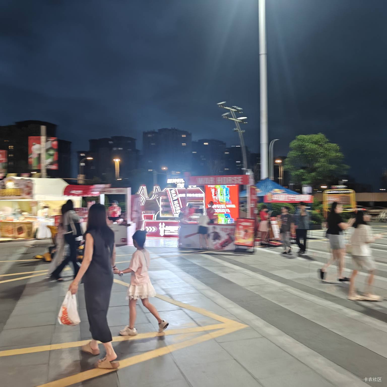 逛商场申请了12瓶红牛，一个手机号一个v一瓶，我妈正好喜欢喝红牛，卖给她赚了40块钱
43 / 作者:夕回复的 / 