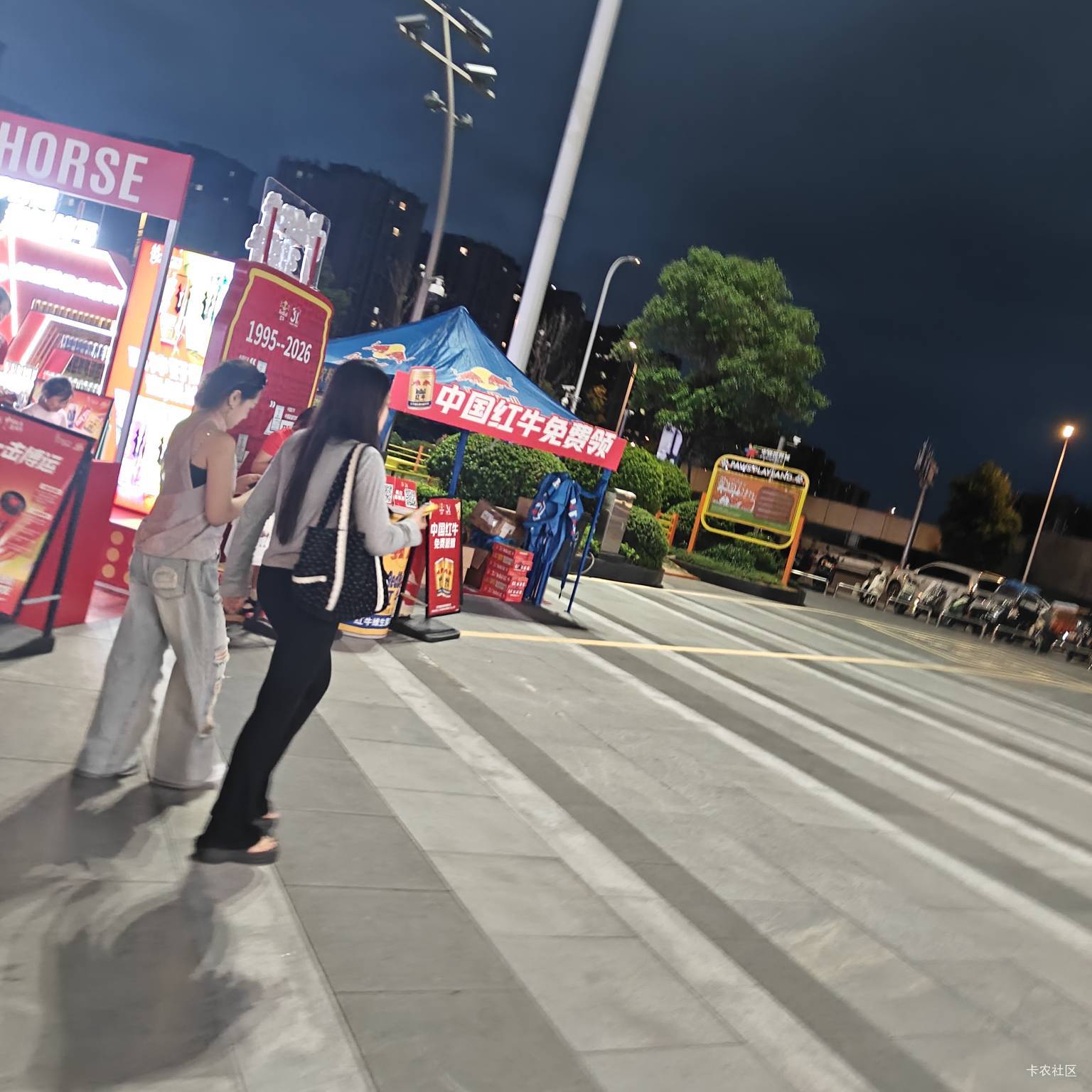 逛商场申请了12瓶红牛，一个手机号一个v一瓶，我妈正好喜欢喝红牛，卖给她赚了40块钱
99 / 作者:夕回复的 / 