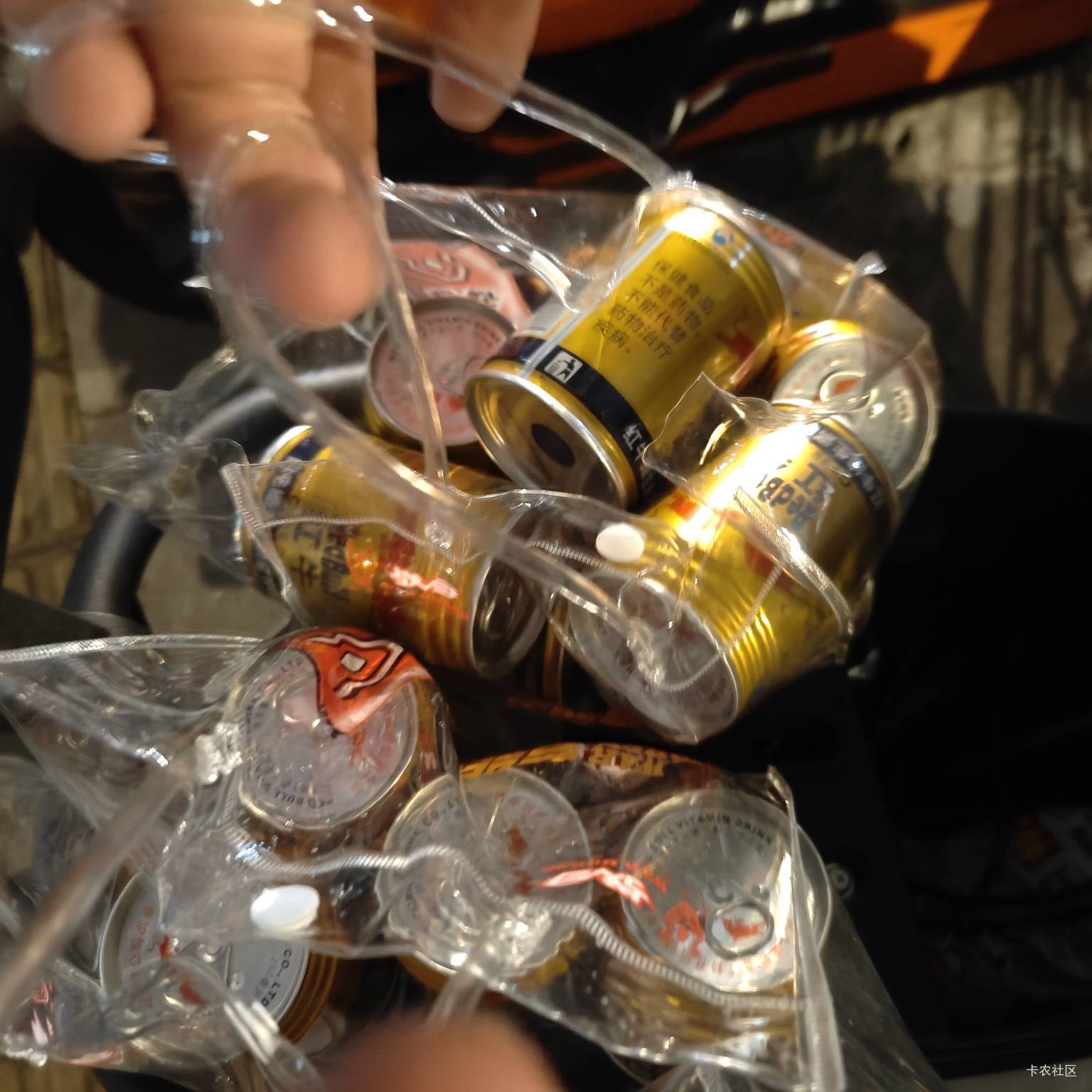 逛商场申请了12瓶红牛，一个手机号一个v一瓶，我妈正好喜欢喝红牛，卖给她赚了40块钱
65 / 作者:夕回复的 / 