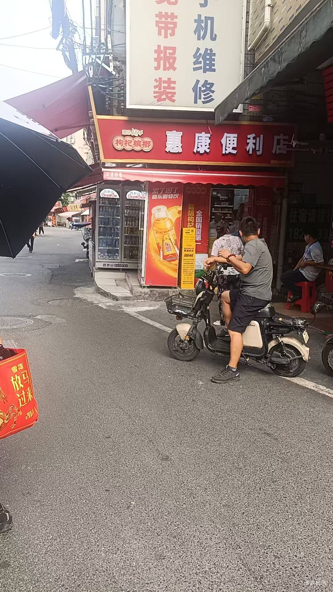 榕村又挂壁一个老哥，被抬上殡仪车了 听房东说2号还在交房租 住挂壁房的老哥

28 / 作者:三十几岁没老婆 / 