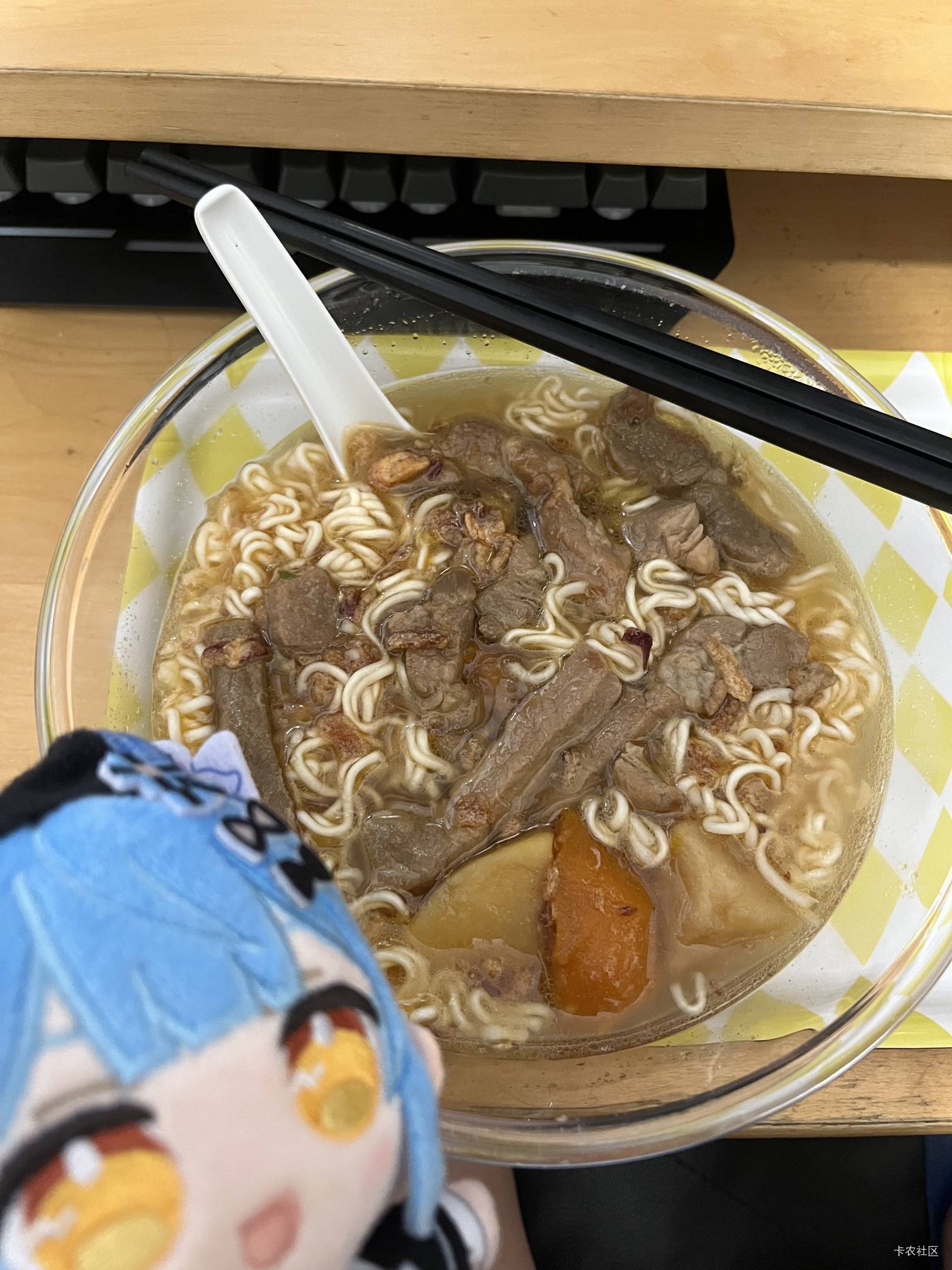 吃点康师傅的红烧牛肉面。

44 / 作者:秋萤 / 