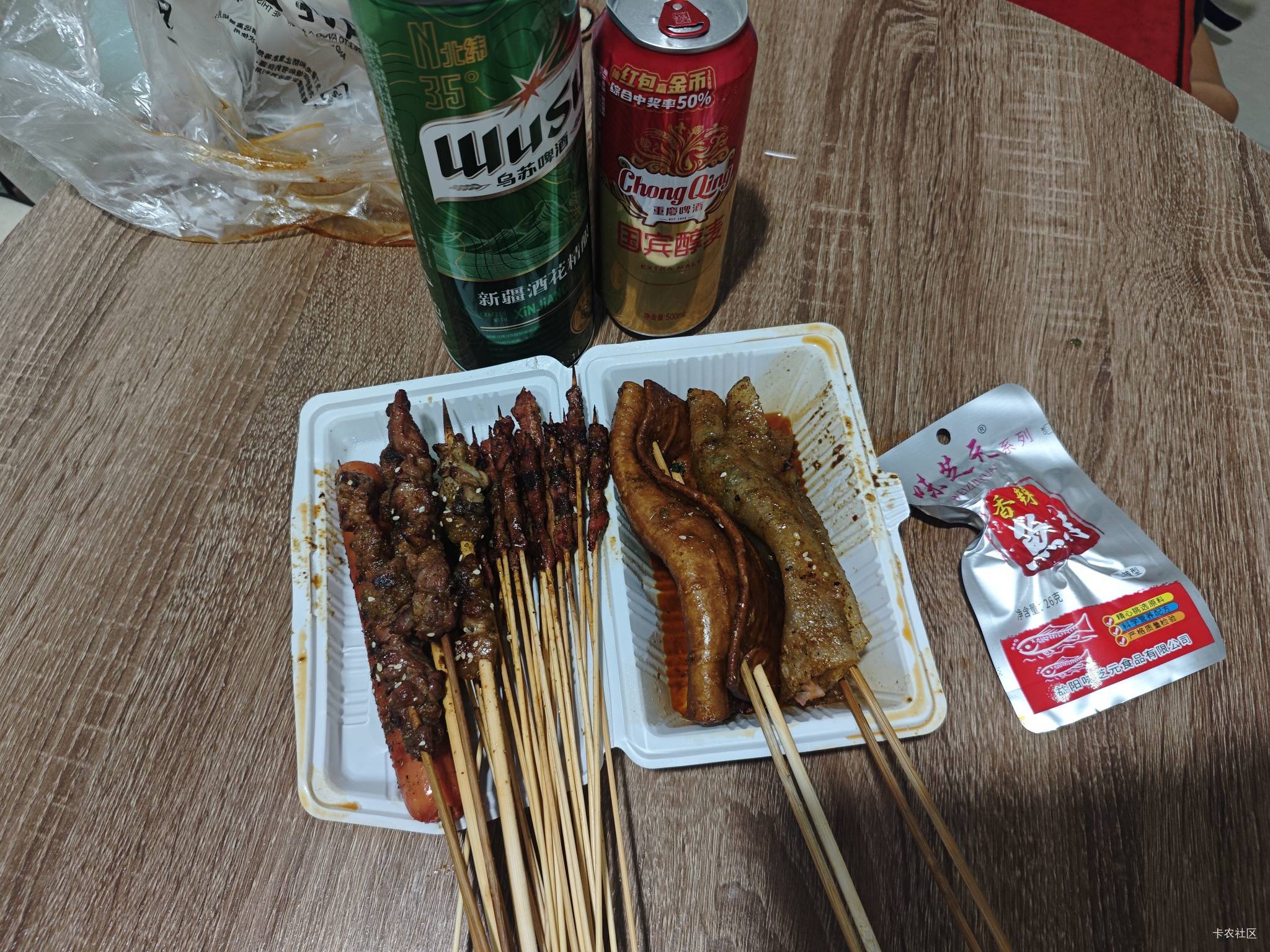夜宵时间到，老哥们喝起来，这几串烧烤花了56，在重庆卖烧烤搞个一两年就能买一T房，1 / 作者:曾经遗忘的角落 / 