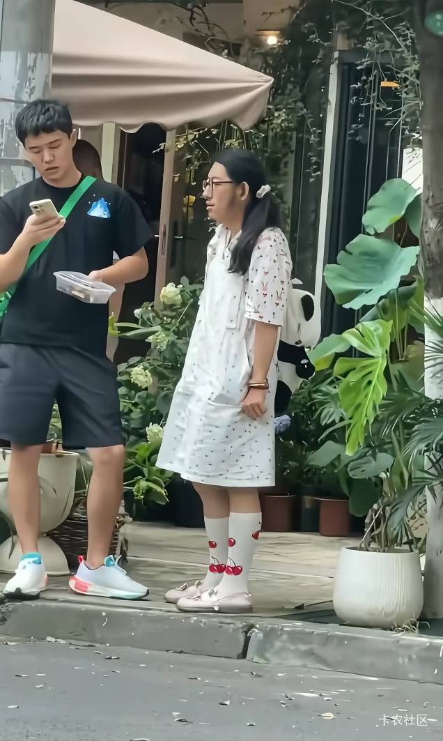 堂哥也要结婚了，堂弟已经结婚了，就剩中间的我了，过年回去他们又得清算我

23 / 作者:圭円 / 